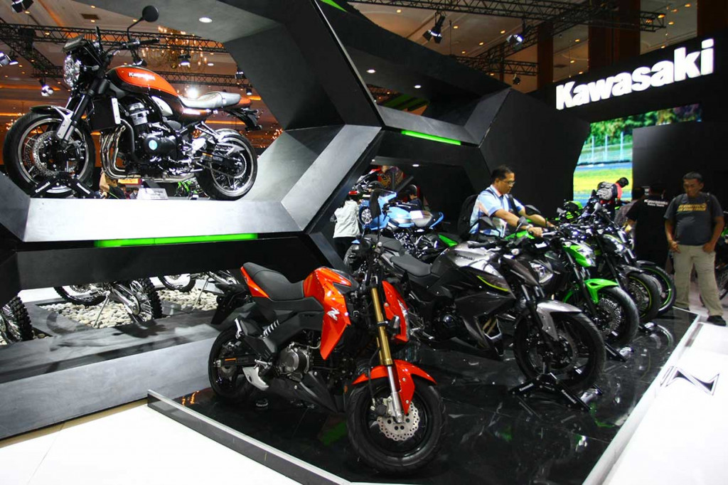 Pengunjung melihat motor terbaru keluaran Kawasaki yang dipamerkan pada Indonesia Motorcycle Show (IMOS) 2018 di Jakarta Convention Centre, Jakarta, Rabu.