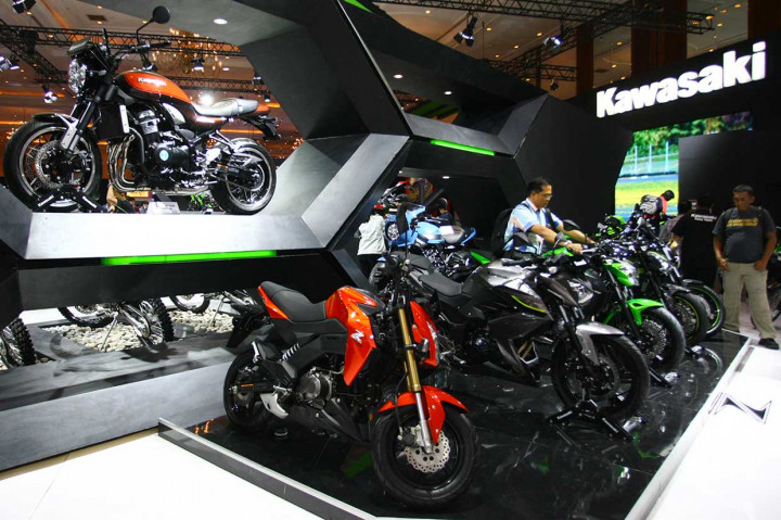 Pengunjung melihat motor terbaru keluaran Kawasaki yang dipamerkan pada Indonesia Motorcycle Show (IMOS) 2018 di Jakarta Convention Centre, Jakarta, Rabu.