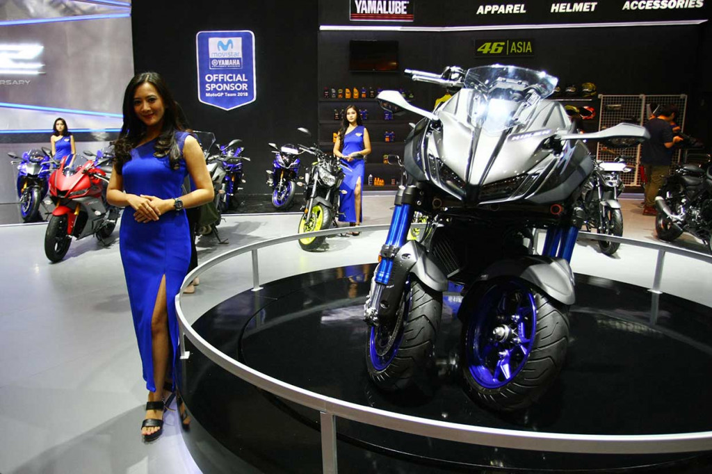 Model berfoto di samping motor terbaru keluaran Yamaha yang dipamerkan pada Indonesia Motorcycle Show (IMOS) 2018.