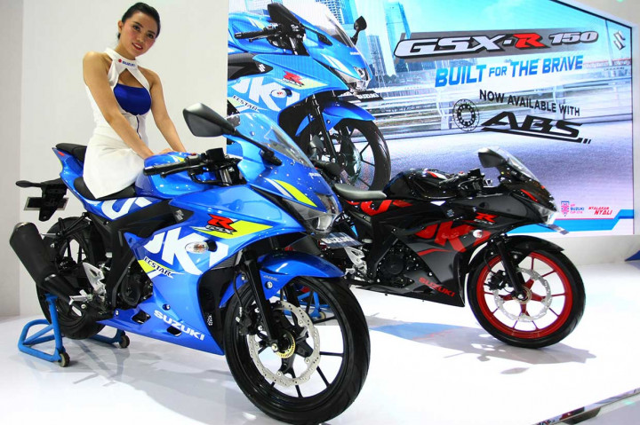 Model berfoto dengan motor terbaru keluaran Suzuki yang dipamerkan pada Indonesia Motorcycle Show (IMOS) 2018.