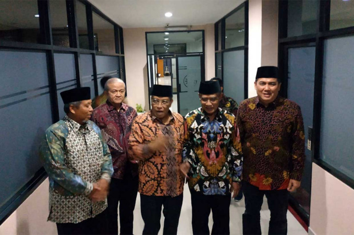 Ketum PBNU KH Said Aqil Siroj didampingi Sekjen Helmy Faishal dan Waketum Prof. Maksum Mahfoedz disambut Ketua Umum PP Muhammadiyah Haedar Nashir dan Sekretaris Umum Abdul Mu'ti saat bersilaturahmi ke Kantor PP Muhammadiyah, Jakarta Pusat, Rabu, 31 Oktober malam.