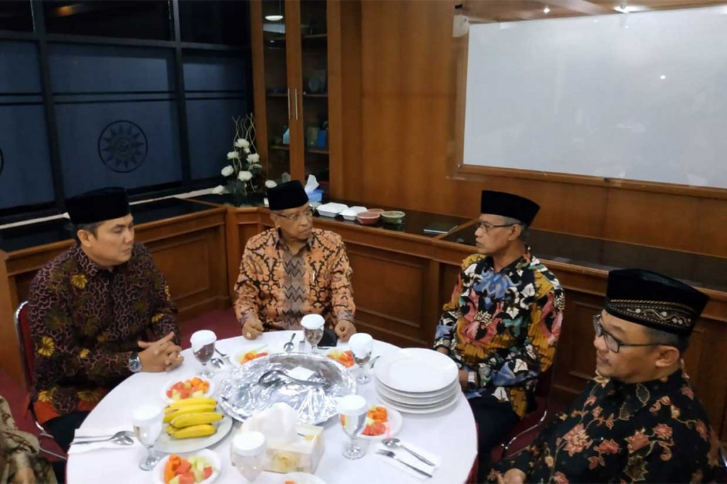Pemimpin kedua ormas Islam tersebut kemudian memulai pertemuan dengan makan malam bersama. Ketum PBNU Said Aqil Siroj didampingi Sekjen Helmy Faishal Zaini, sementara Ketua PP Muhammadiyah Haedar Hashir didampingi Sekretaris Umum Abdul Mu'ti.