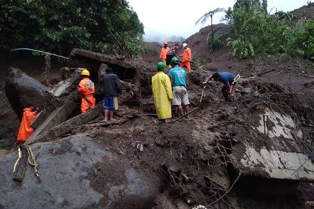 Enam orang berhasil diselamatkan dari reruntuhan bangunan yang ambruk akibat longsor di Provinsi Mountain, bagian dari kawasan Cordillera. Dua orang lainnya ditemukan meninggal dunia. Afp Photo/HO/Departement of Public Works and Highways
