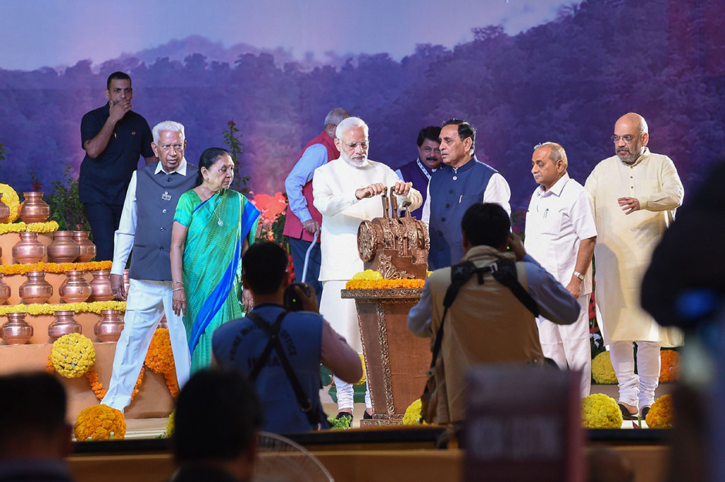 Patung setinggi 182 meter itu diresmikan oleh Perdana Menteri (PM) Narendra Modi. 