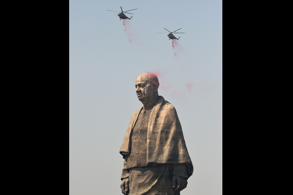 Jet tempur mengudara di atas patung itu dan sekumpulan kelopak bunga mawar dijatuhkan dari helikopter yang mengudara di atas kepala patung tersebut.