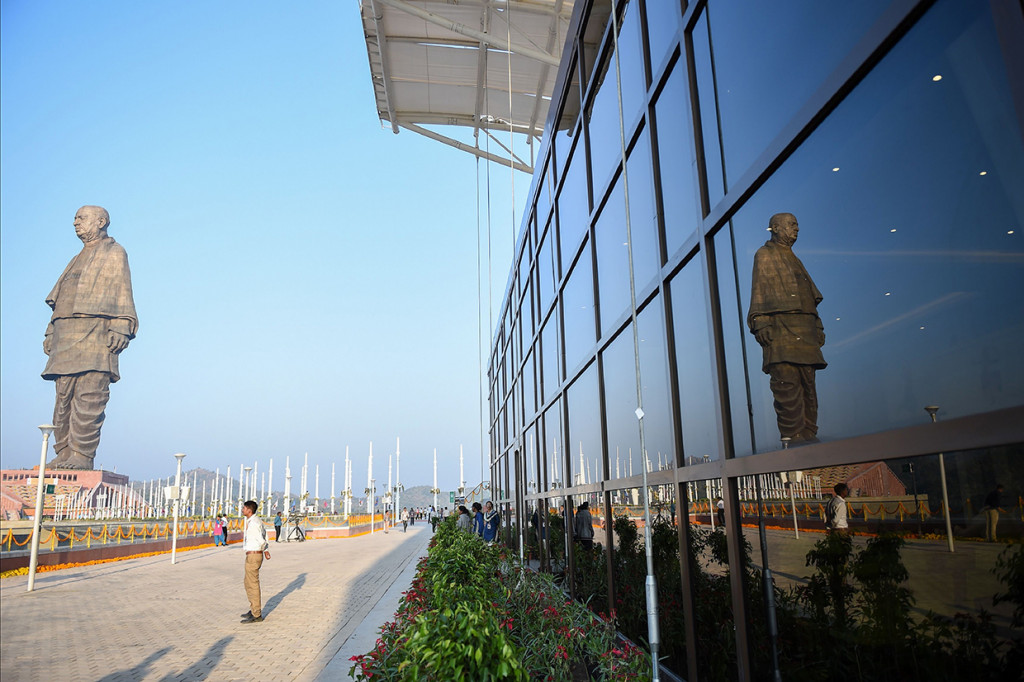 Dengan ketinggian 182 meter, patung tersebut tercatat sebagai patung tertinggi di dunia saat ini. Ketinggian itu sama saja dengan dua kali lipat dari Patung Liberty di New York dan lebih tinggi dari Patung Buddha Spring Temple di China yang memiliki ketinggian 128 meter. 