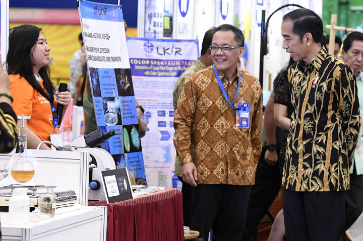 Usai membuka pameran, Jokowi menyempatkan berkeliling melihat beragam stan disana. Hasil riset para peneliti maupun inovator yang ada di di Indonesia turut dipamerkan dalam acara tersebut.