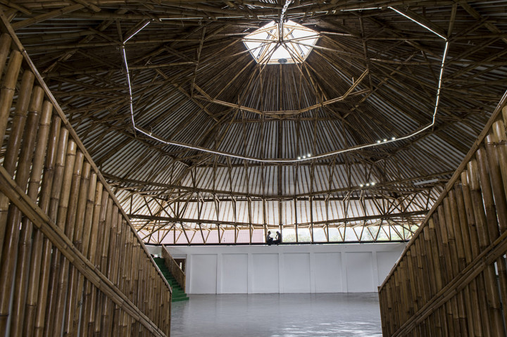Suasana bangunan dengan ornamen bambu di destinasi wisata budaya Teras Sunda, Cibiru, Bandung, Jawa Barat.