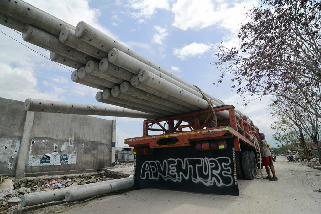 Sementara itu PT PLN terus melakukan rekonstruksi kelistrikan sebagai upaya rehabilitasi prasarana umum yang rusak akibat gempa bumi, tsunami, dan likuifaksi. 