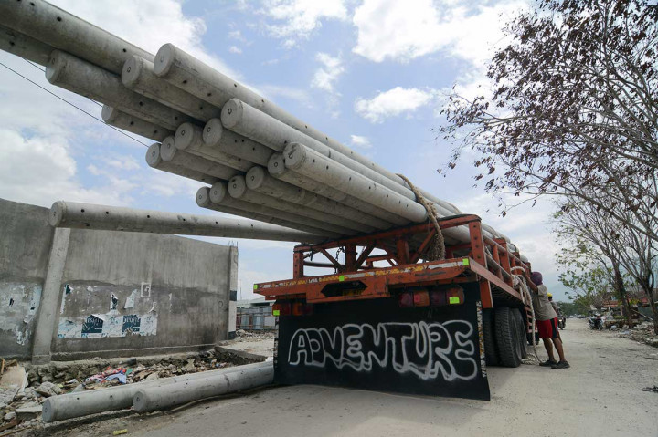 Sementara itu PT PLN terus melakukan rekonstruksi kelistrikan sebagai upaya rehabilitasi prasarana umum yang rusak akibat gempa bumi, tsunami, dan likuifaksi. 