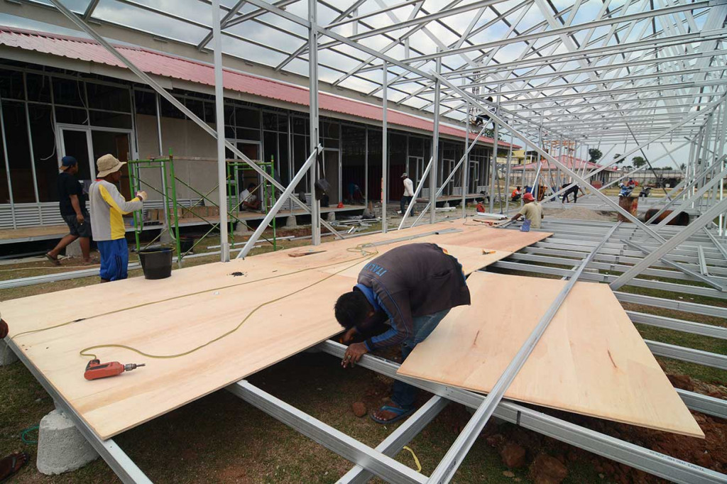 Kementerian PUPR membangun 1.200 unit huntara untuk 14.400 keluarga yang kehilangan tempat tinggal akibat gempa, tsunami, dan likuifaksi di Palu, Sigi, dan Donggala dan ditargetkan dapat ditempati pada Desember mendatang.