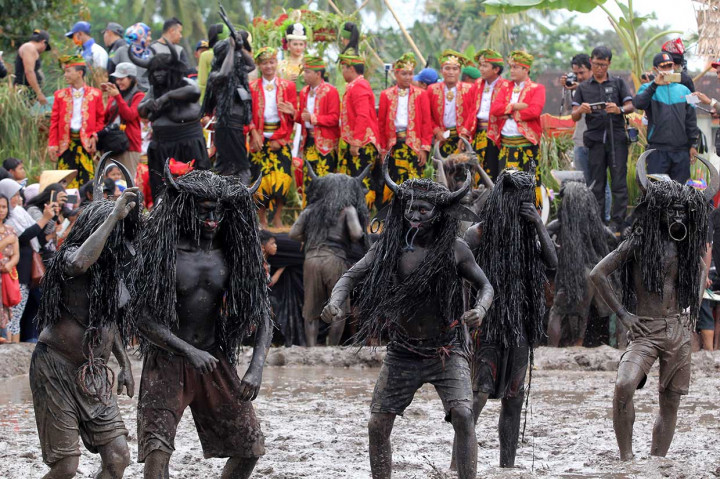 Istilah Kebo-keboan diambil dari manusia yang didandani seperti kerbau termasuk menggunakan tanduk buatan dan lonceng genta yang digantung di leher serta cat hitam untuk melumuri tubuhnya. Mereka juga bertingkah layaknya kerbau yang ada di sawah termasuk mandi lumpur di sepanjang jalan desa.