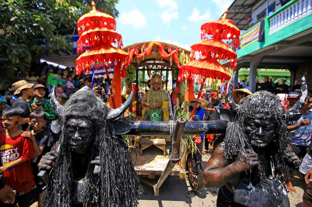 Ritual Kebo-keboan dimulai dari selamatan atau kenduri bersama seluruh masyarakat di sepanjang jalan desa. Seusai kenduri, puluhan manusia yang berdandan seperti kerbau mengarak seorang wanita yang disimbolkan sebagai sosok Dewi Sri (Dewi Padi).