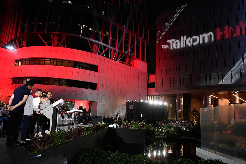 Usai memberikan sambutan, Presiden meresmikan The Telkom Hub dan diikuti oleh pertunjukan video mapping.