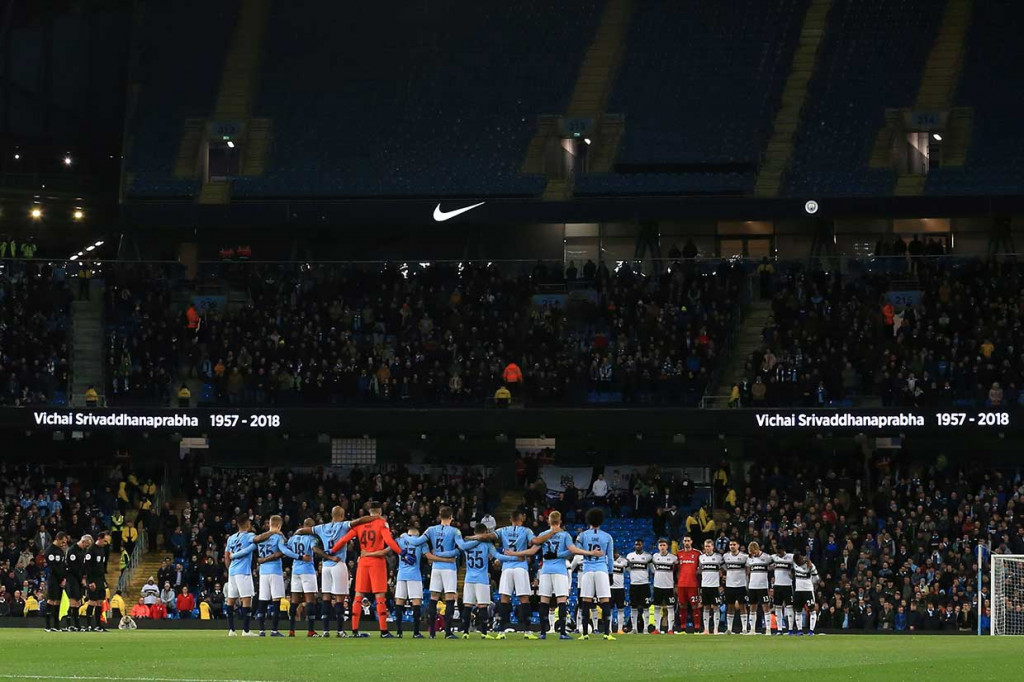 Sebelum laga dimulai, para pemain mengheningkan cipta untuk menghormati mereka yang tewas dalam kecelakaan helikopter di Leicester City, Sabtu, 27 Oktober lalu. Salah satu korban tewas adalah pemilik Leicester City, Vichai Srivaddhanaprabha.