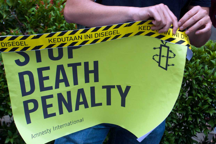 Para pengunjuk rasa 'menyegel' kantor Kedutaan Besar Arab Saudi untuk Indonesia di Jalan HR Rasuna Said, Kuningan, Jakarta, Jumat, 2 November 2018.