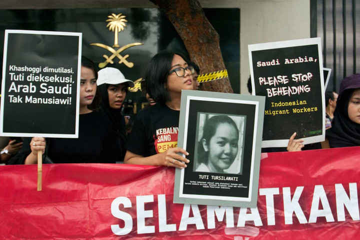 Aktivis memprotes eksekusi mati pekerja migran Indonesia Tuti Tursilawati oleh Pemerintah Arab Saudi tanpa pemberitahuan resmi kepada Pemerintah Indonesia.