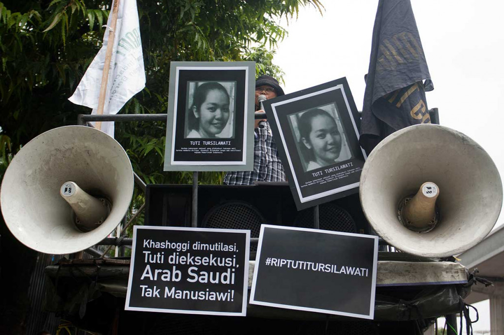 Pengunjuk rasa menuntut pemerintah untuk mempersona non gratakan (mengusir) Dubes Saudi untuk Indonesia. 