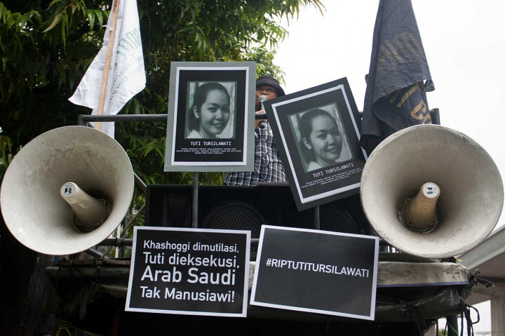 Pengunjuk rasa menuntut pemerintah untuk mempersona non gratakan (mengusir) Dubes Saudi untuk Indonesia. 