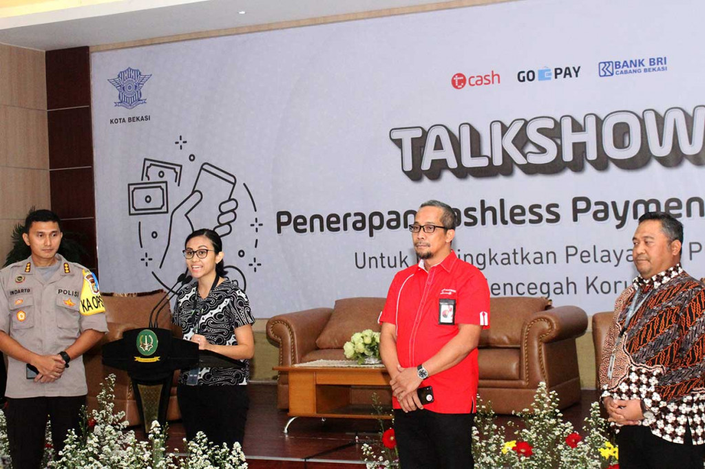 Peluncuran sistem pembayaran tanpa uang tunai pelayanan SIM dan SKCK tersebut sebagai langkah upaya menghindari praktik pungutan liar dan percaloan serta mempermudah masyarakat agar tidak lagi antre.