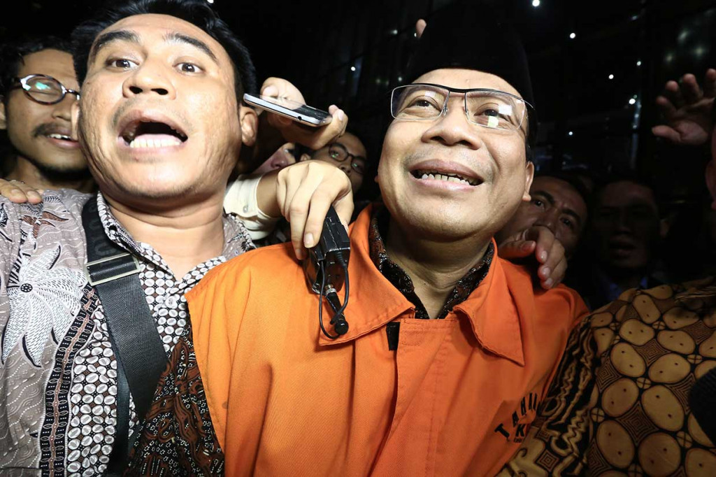 Wakil Ketua DPR Taufik Kurniawan menggunakan rompi orange usai menjalani pemeriksaan di Komisi Pemberantasan Korupsi (KPK), Jakarta, Jumat, 2 November 2018.