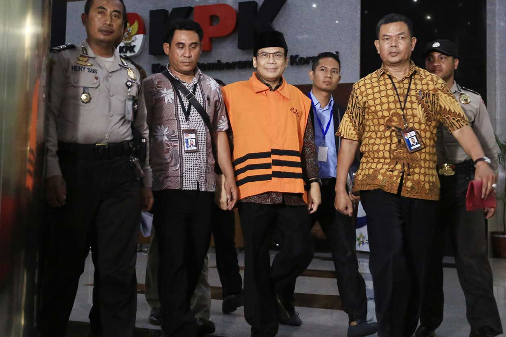 Politisi Partai Amanat Nasional (PAN) tersebut resmi ditahan usai menjalani pemeriksaan sebagai tersangka oleh KPK atas kasus dugaan penerimaan hadiah atau janji terkait pengurusan anggaran Dana Alokasi Khusus (DAK) untuk Kabupaten Kebumen pada APBN Perubahan Tahun 2016.