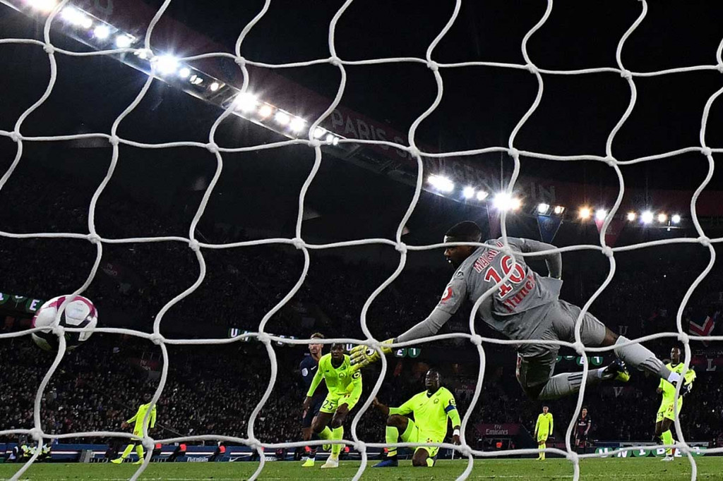 Neymar mengubah skor menjadi 2-0 dengan sepakan kaki kanannya yang sempat terdefleksi pemain lawan pada menit ke-84.