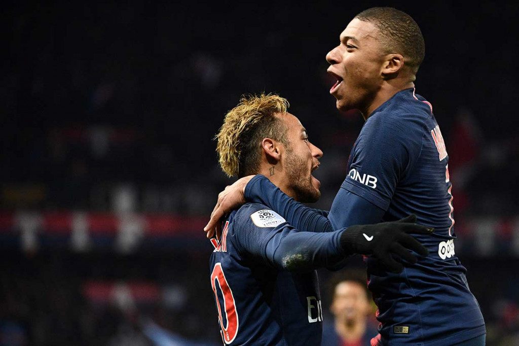 Neymar melakukan selebrasi bersama Mbappe.