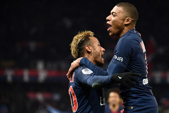 Neymar melakukan selebrasi bersama Mbappe.