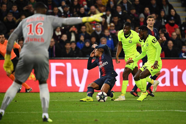 Mbappe mendapat gangguan dari pemain Lille Fode Ballo di dalam kotak penalti, namun wasit tidak mengganggapnya sebagai pelanggaran.