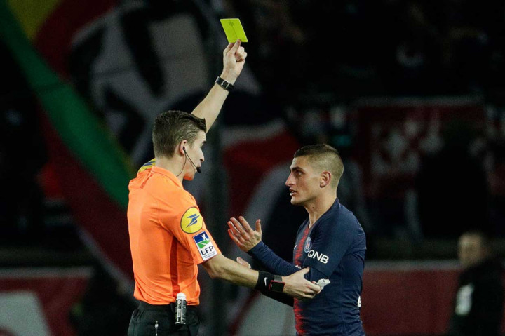 Marco Verratti diganjar kartu kuning karena melanggar pemain lawan. 