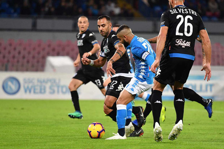 Lorenzo Insigne membawa Napoli memimpin pada menit ke-9, menyelesaikan umpan manis Kalidou Koulibally.