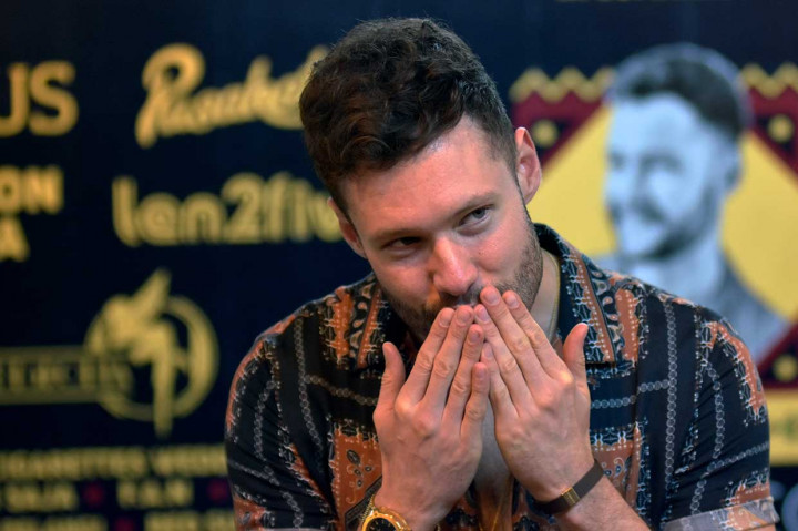 Ekspresi penyanyi asal inggris Raya, Calum Scott saat difoto wartawan pada jumpa pers di Kota Pekanbaru, Riau, Sabtu, 3 November 2018.