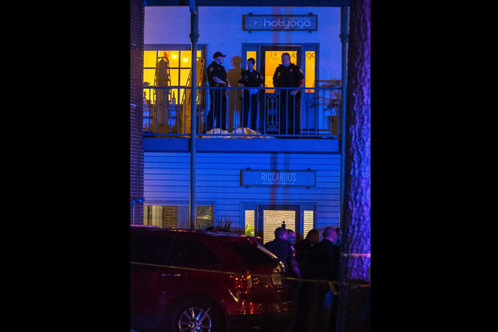 Polisi berjaga-jaga di luar HotYoga Studio setelah seorang pria menembaki orang yang tengah berlatih di tempat tersebut, Tallahassee, Florida, AS, Jumat, 2 November waktu setempat.