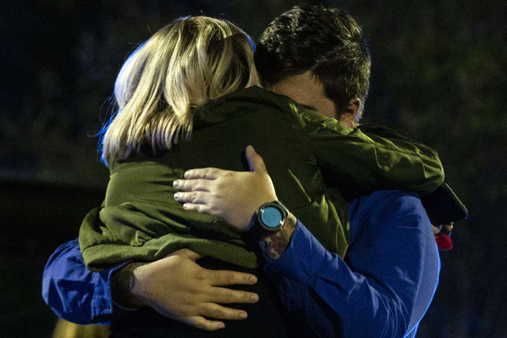 Polisi mengidentifikasi pelaku yang kemudian bunuh diri sebagai Scott Paul Beierle, 40. Motif pelaku tengah diselidiki.