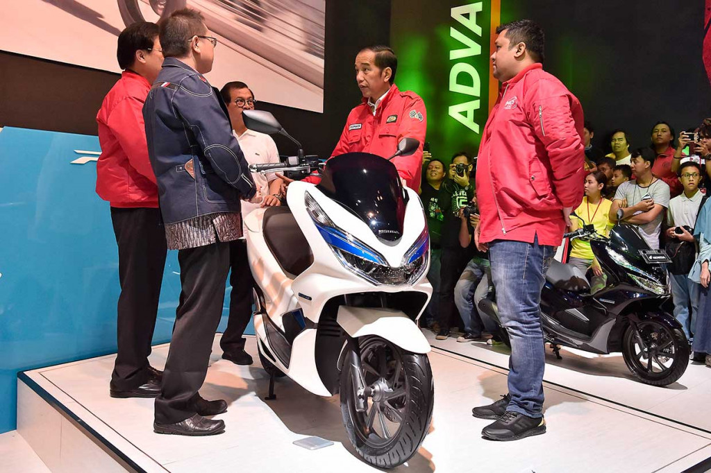 Selanjutnya Presiden melanjutkan berkeliling ke stan Honda dan melihat-lihat motor listrik, Honda PCX Electric.