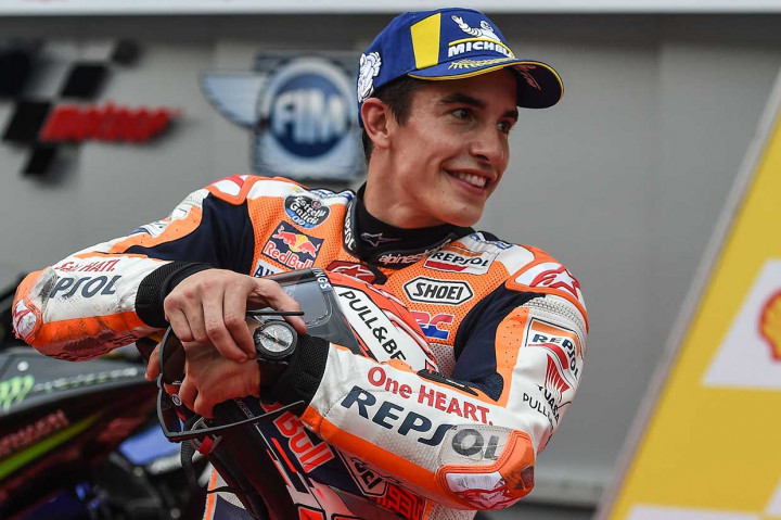 Pembalap Repsol Honda Marc Marquez tersenyum setelah berhasil meraih pole position MotoGP Malaysia, di Sirkuit Sepang, Sabtu, 3 November 2018.