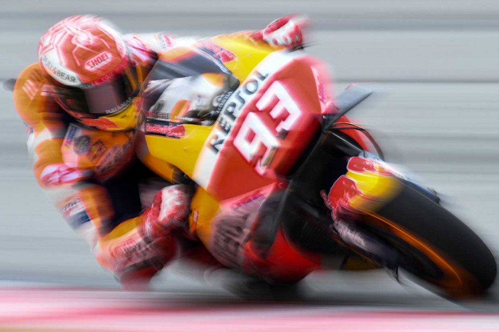 Kualifikasi untuk Grand Prix hari Minggu sempat ditunda selama lebih dari satu jam karena Sirkuit Internasional Sepang dilanda hujan deras. Marquez sempat terjatuh saat memutar di tikungan tajam. Tapi dia langsung bangkit tanpa cedera dan melanjutkan balapan.