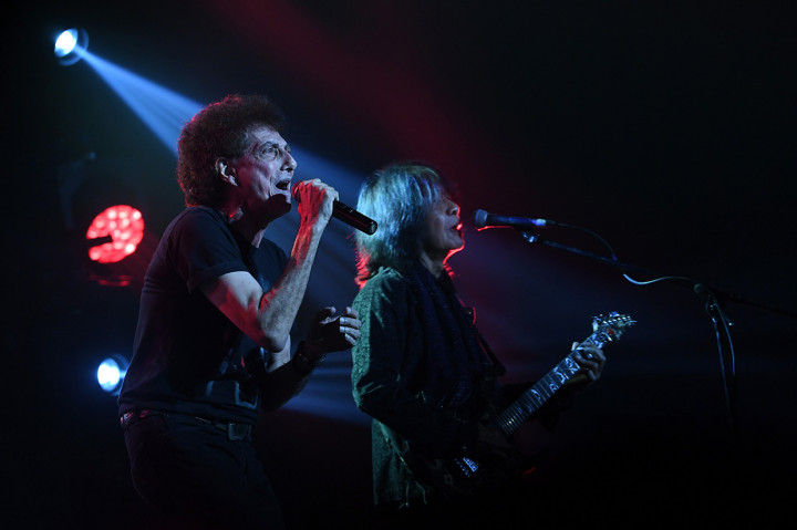 Ian Antono sang gitaris masuk ke lokasi konser dan langsung memainkan gitar elektriknya. Ian memainkan instrumen lagu Bagimu Negeri. Kemudian disusul rekan-rekan lainnya, Ahmad Albar (vokalis) Donny Fatah (basis), Abadi Soesman (kibordis), dan Fajar (drum).