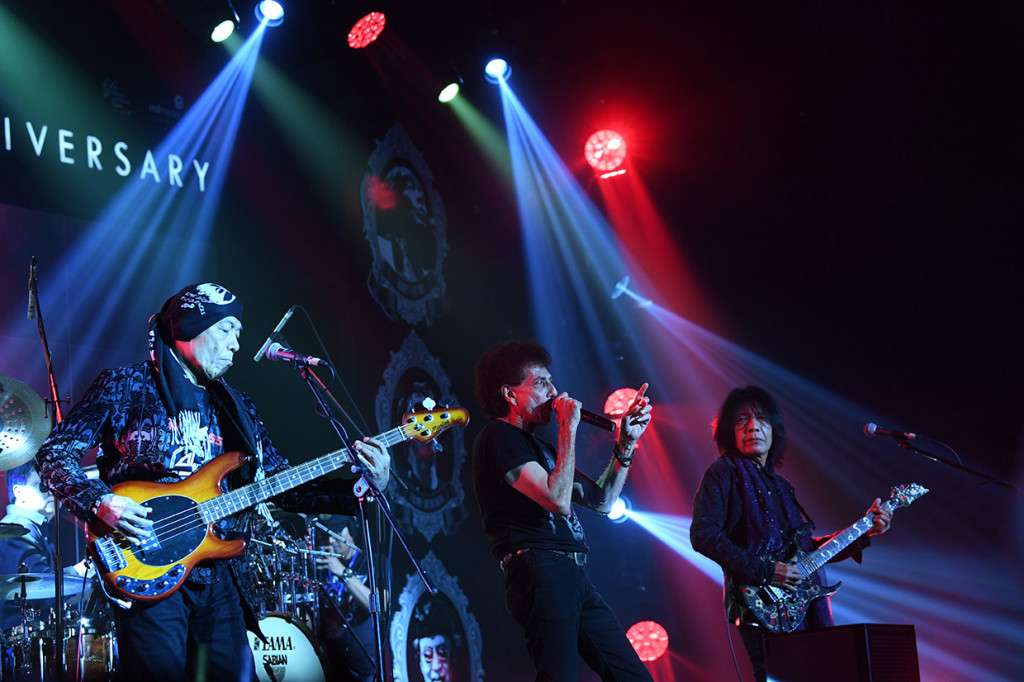 Para musisi senior itu kompak memakai pakaian serba hitam dan membuka konser dengan lagu Bla Bla Bla yang diambil dari album Semut Hitam tahun 1988.
