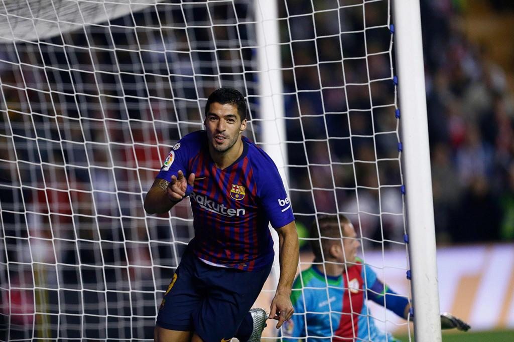 Barcelona unggul terlebih dahulu ketika laga memasuki menit ke-11. Luis Suarez mencatatkan namanya setelah membobol gawang Rayo Vallecano dengan memanfaatkan umpan matang dari rekannya.