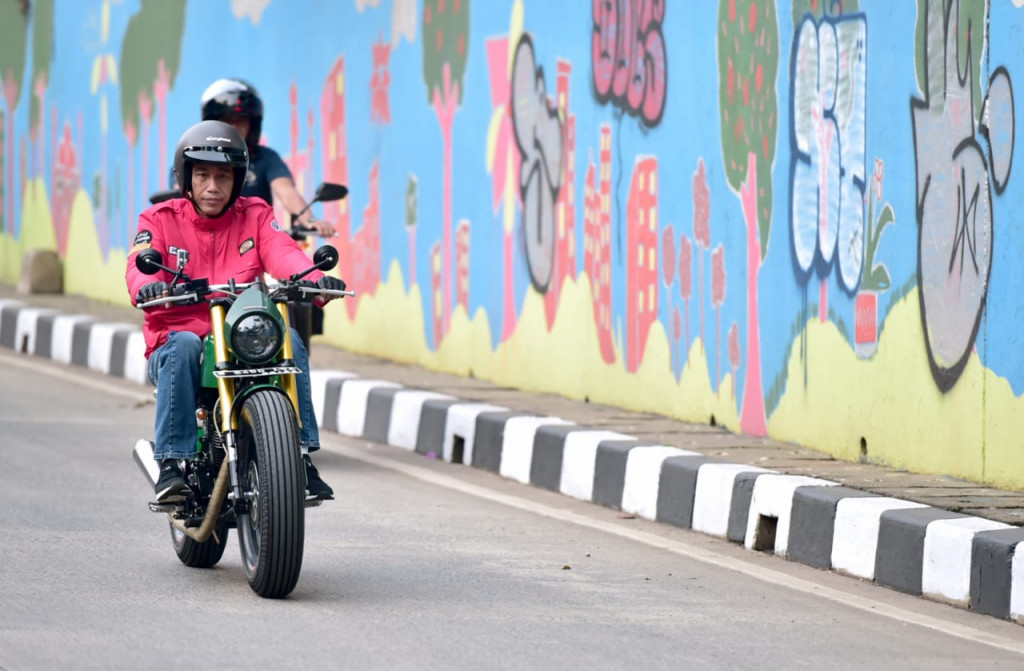 Kali ini Jokowi berkendara sepeda motor custom barunya. 