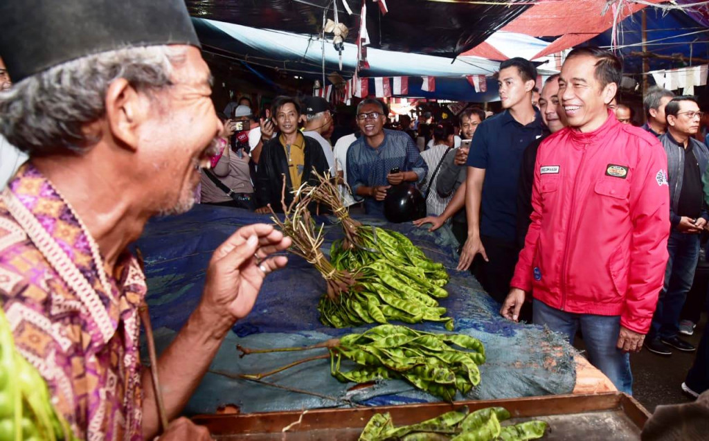 Mampir blusukan ke Pasar Anyar, Tangerang. Menteri Perindustrian Erlangga Hartato ikut bermotor bersama Jokowi.