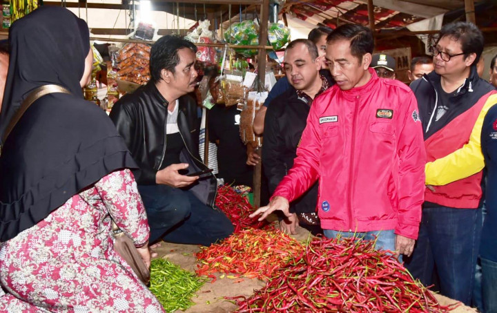 Menanyakan harga terkini cabe ke pedagang. Pada musim hujan bisanya harga cabe cenderung naik akibat pasokan menurun.