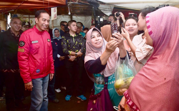 Dicegat warga yang sedang berbelanja dan mengajaknya berfoto bersama. 