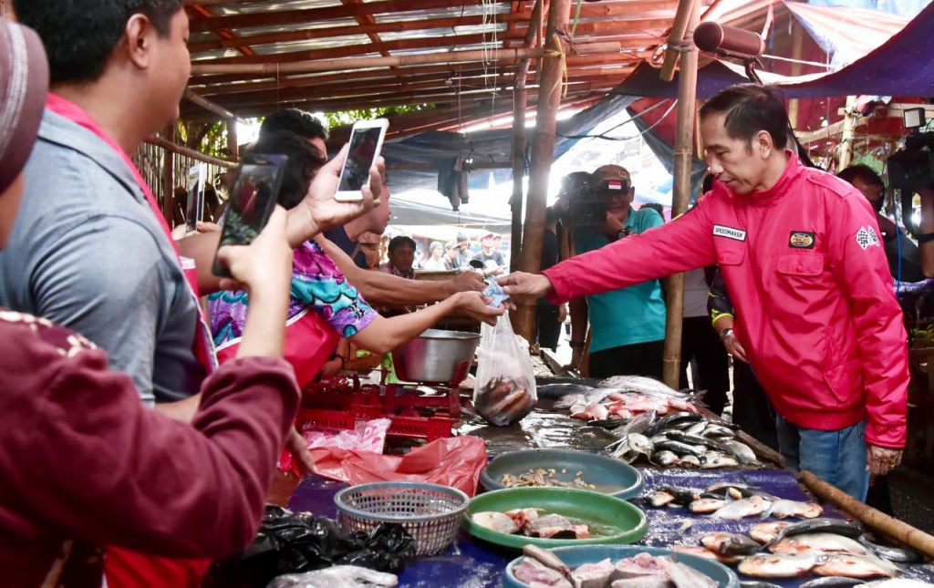 Belanja ikan untuk oleh-oleh. 