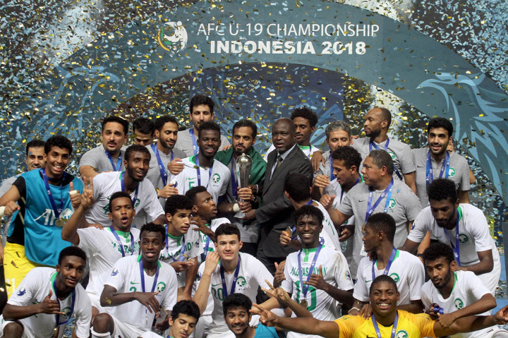 Timnas Arab Saudi melakukan selebrasi kemenangan setelah mengalahakan Korea Selatan pada laga Final Piala Asia U-19 di Stadion Pakansari, Bogor, Jawa Barat. 