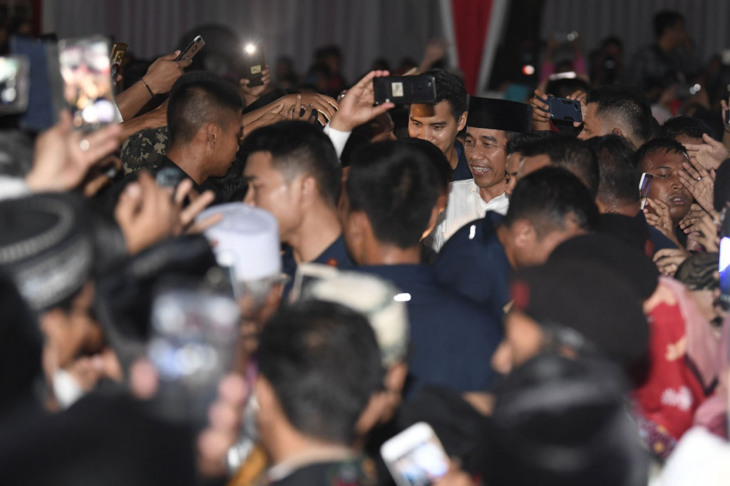 Kedatangan Presiden Joko Widodo di Pondok Pesantren Darul Hikmah disambut meriah oleh para santri.