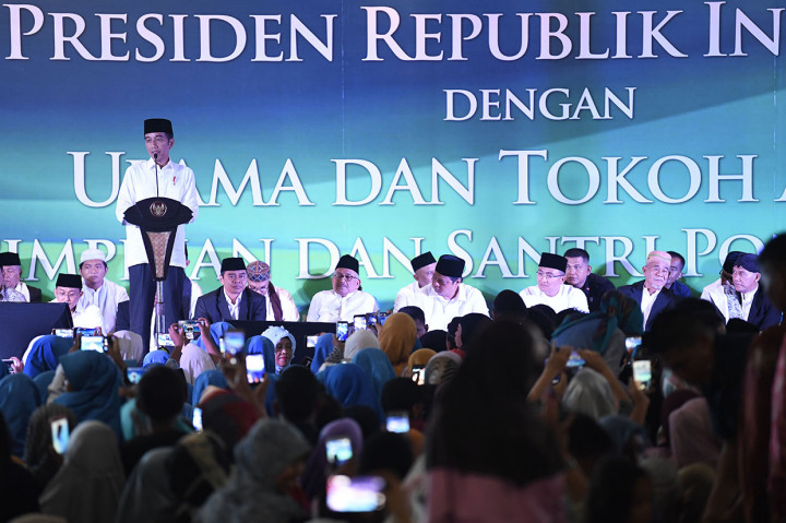Presiden Joko Widodo menyampaikan sambutan saat bersilaturahmi di Pondok Pesantren Darul Hikmah, Tangerang Selatan, Banten.