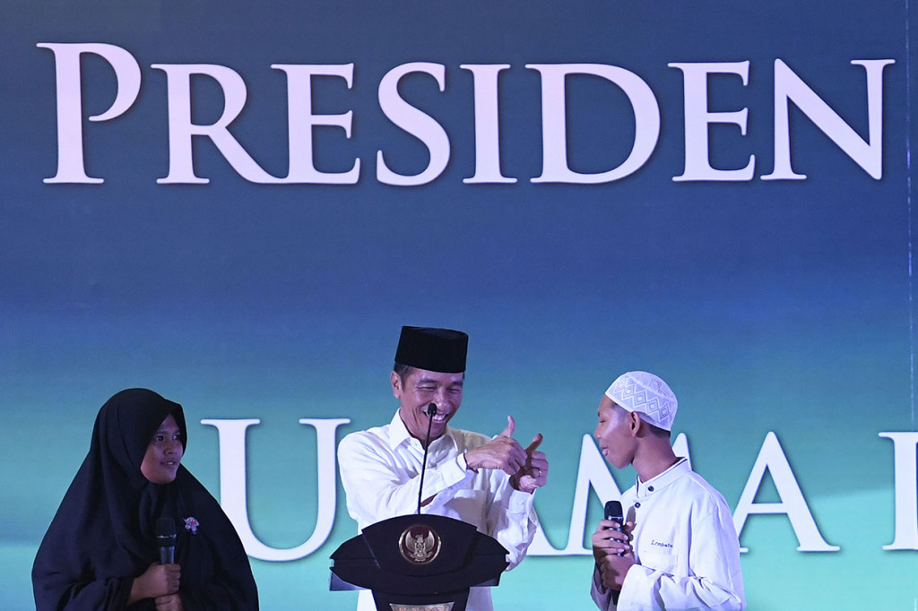 Presiden Joko Widodo berjanji akan membantu pembangunan Pondok Pesantren Darul Hikmah Pamulang, Tangerang. Hal ini disampaikan usai bertemu para kiai dan santri di pondok pesantren tersebut.